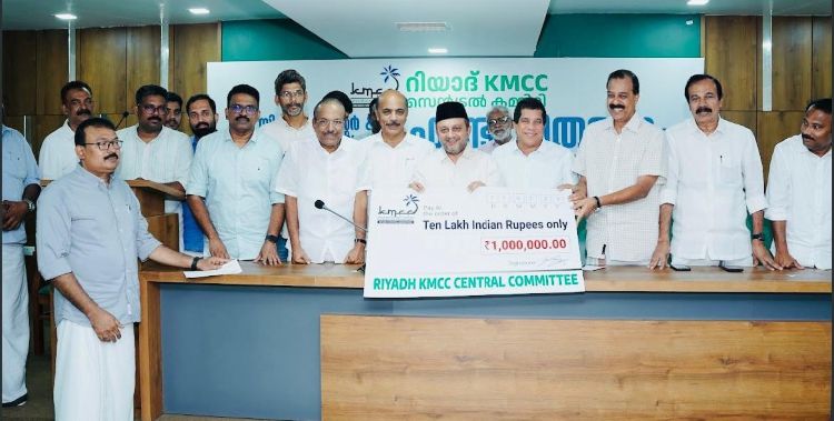  സി എച്ച് സെന്ററുകള്‍ക്ക് ഒരു കോടി, മരണപ്പെട്ടവരുടെ കുടുംബങ്ങള്‍ക്ക് മുപ്പത് ലക്ഷം - റിയാദ് കെഎംസിസി ഫണ്ട് കൈമാറി