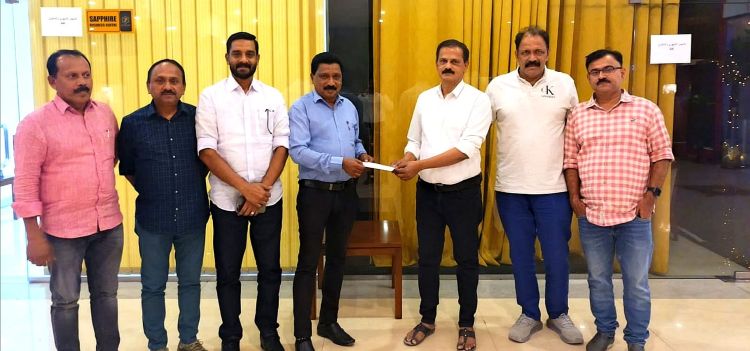 ഒ.ഐ.സി.സി പത്തനംതിട്ട ജില്ല കമ്മിറ്റി ധനസഹായം കൈമാറി