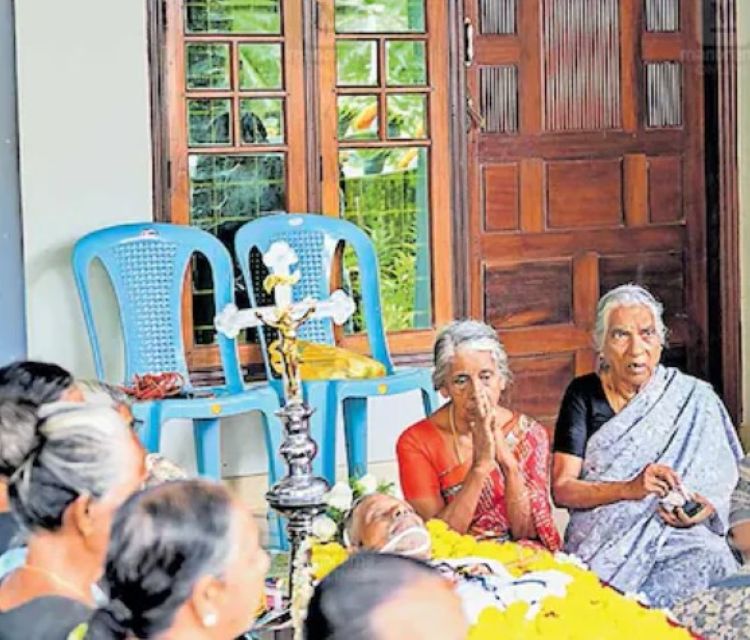 മരണ ശേഷവും പിതാവിനോട് മനസലിയാതെ മകന്‍, അന്ത്യ കര്‍മങ്ങള്‍ വീട്ടുമുറ്റത്ത്