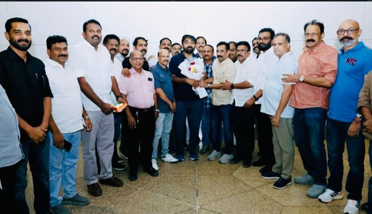 ചാണ്ടി ഉമ്മന്‍ റിയാദിലെത്തി; വിമാനത്താവളത്തില്‍ ഊഷ്മള സ്വീകരണം