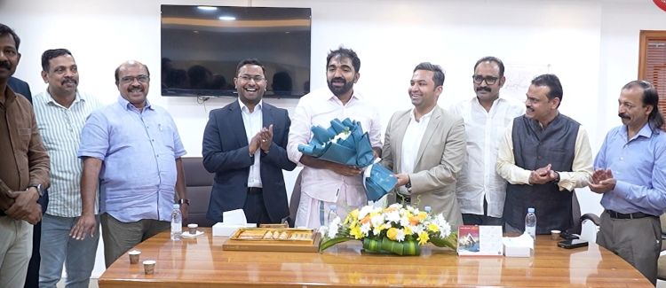   ചാണ്ടി ഉമ്മന്‍ എം.എല്‍.എക്ക് അബീര്‍ സ്വീകരണം നല്‍കി