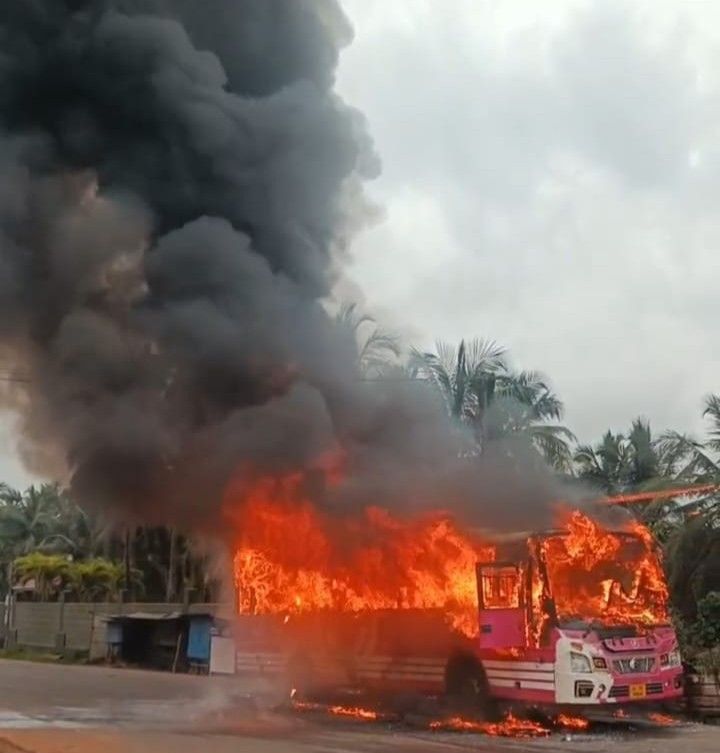 കൊണ്ടോട്ടിയില്‍ ഓടിക്കൊണ്ടിരുന്ന ബസിന് തീപിടിച്ചു, യാത്രക്കാര്‍ അത്ഭുതകരമായി രക്ഷപ്പെട്ടു