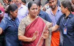 ദല്‍ഹി മുഖ്യമന്ത്രി രേഖ ഗുപ്തയെ ആക്രമിച്ചു, കൈക്കും തലയ്ക്കും പരിക്കേറ്റു 