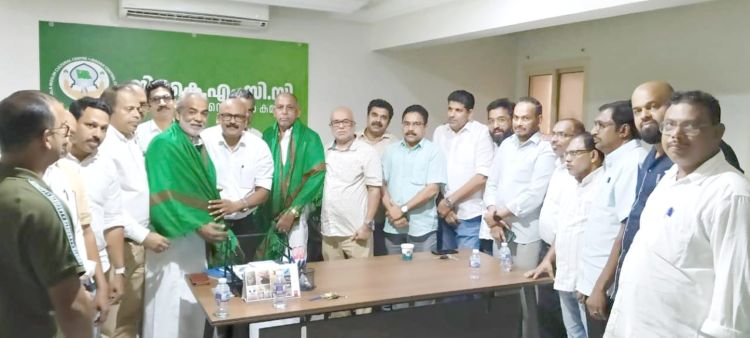 പ്രവാസം അവസാനിപ്പിച്ച് നാട്ടിലേക്കു മടങ്ങുന്ന അബ്ദുല്‍ കരീം  മൗലവി പല്ലാരിമംഗലത്തിന് യാത്രയയപ്പ് നല്‍കി