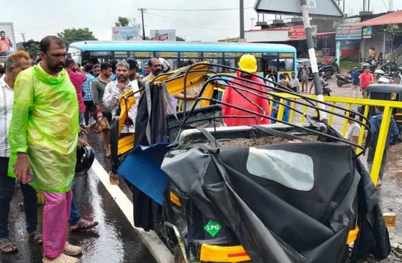തലപ്പാടിയില്‍ വാഹനാപകടം, നാല് സ്ത്രീകള്‍ ഉള്‍പ്പെടെ അഞ്ച് പേര്‍ക്ക് ദാരുണാന്ത്യം