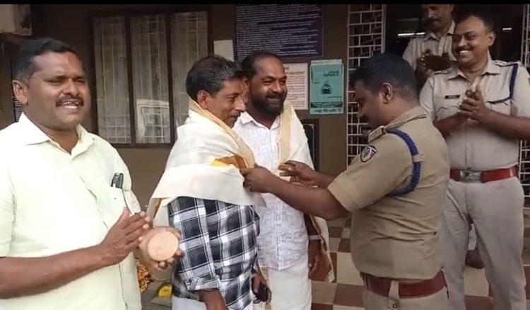  ആക്രിസാധനങ്ങള്‍ക്കിടയില്‍ നിന്നും ലഭിച്ച സ്വര്‍ണാഭരണങ്ങള്‍ ഉടമയ്ക്ക് തിരികെ നല്‍കി കടയുടമയും ഓട്ടോ ഡ്രൈവറും മാതൃകയായി