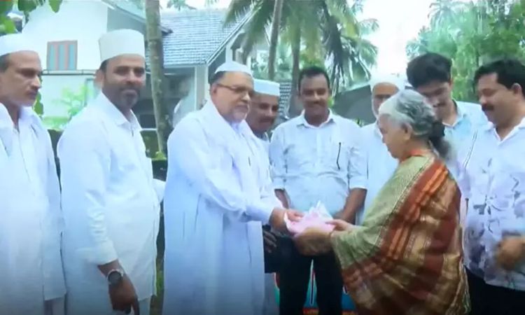 നബിദിന ഘോഷയാത്രക്കിടെ മദ്രസ അധ്യാപകര്‍ക്ക് ഓണപ്പുടവ