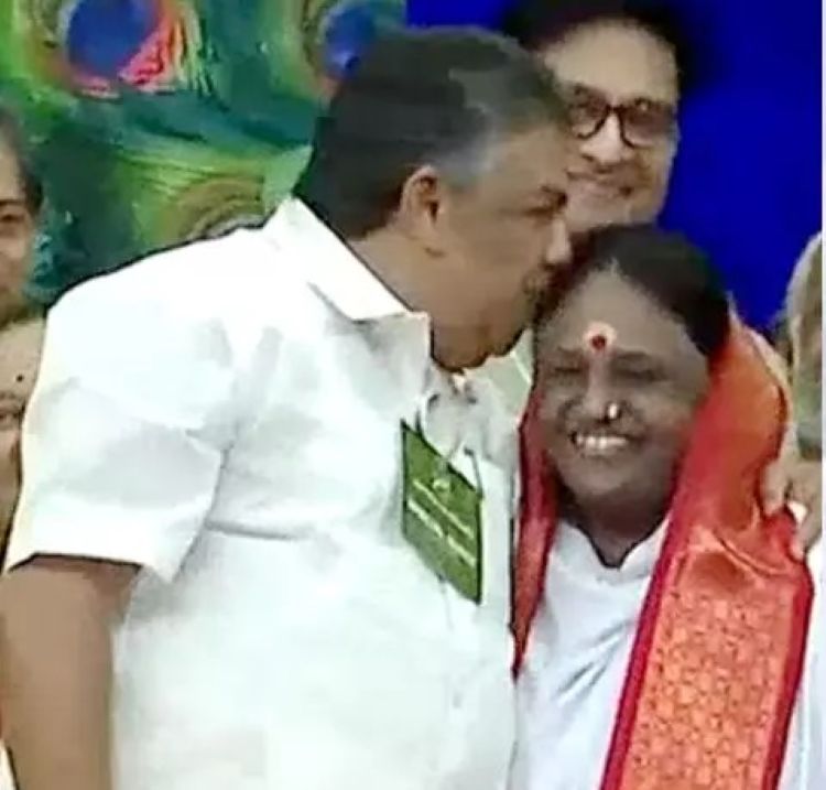 മാതാ അമൃതാനന്ദമയിയുടെ ആലിംഗനം സ്വീകരിക്കരുതെന്ന വാദം മനസ്സില്‍ വെച്ചാല്‍ മതിയെന്ന് മന്ത്രി സജി ചെറിയാന്‍