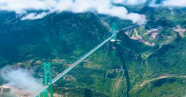 ലോകത്തിലെ ഏറ്റവും ഉയരം കൂടിയ പാലം ചൈനയില്‍ ഗതാഗതത്തിനായി തുറന്നു കൊടുത്തു