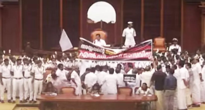 നിയമസഭാ കയ്യാങ്കളി: മൂന്ന് പ്രതിപക്ഷ എംഎല്‍എമാര്‍ക്ക് സസ്‌പെന്‍ഷന്‍