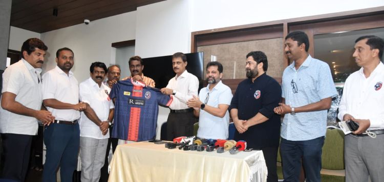  മലപ്പുറം എഫ്‌സിയുടെ  പുതിയ ജഴ്‌സി പുറത്തിറക്കി, മെസ്സിയുടെ സന്ദര്‍ശനം: എംഎഫ്‌സി മാധ്യമപ്രവര്‍ത്തകരുടെ ഫുട്‌ബോള്‍ മത്സരം സംഘടിപ്പിക്കും