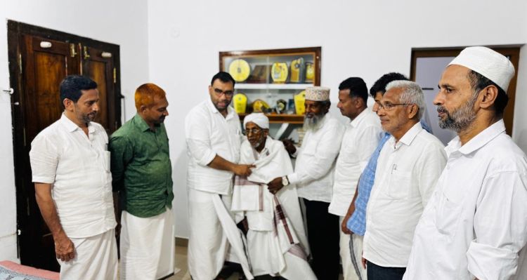 മുതിര്‍ന്ന ഡിജിറ്റല്‍ സാക്ഷരന്‍ അബ്ദുല്ല ബാഖവിയെ സൗദി കെഎംസിസി ആദരിച്ചു