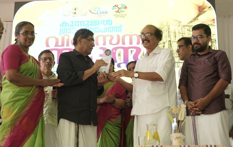 അഹമ്മദ് പാതിരിപ്പറ്റയെ ആദരിച്ചു