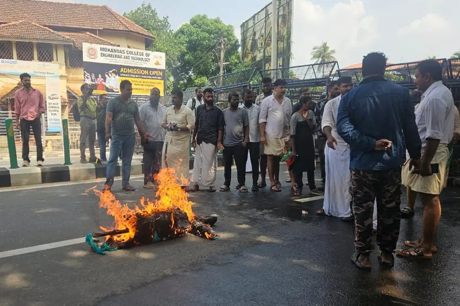 വീണാ ജോര്‍ജിന്റെ വസതിയിലേക്ക് യൂത്ത് കോണ്‍ഗ്രസ് മാര്‍ച്ച്, ജലപീരങ്കി പ്രയോഗിച്ചു