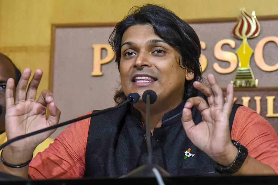 പരാതിക്കാരിയുടെ വിവരങ്ങള്‍ വെളിപ്പെടുത്തി; രാഹുല്‍ ഈശ്വര്‍ പോലീസ് കസ്റ്റഡിയില്‍
