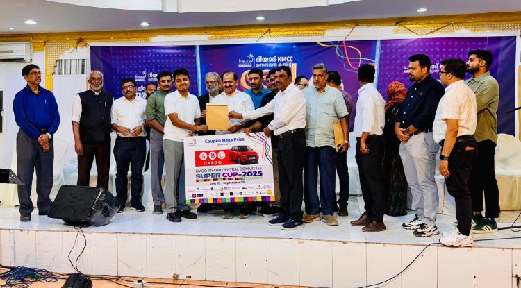 കെഎംസിസി സൂപ്പര്‍ കപ്പ് സമ്മാന പദ്ധതി : സ്വിഫ്റ്റ് കാര്‍ ഇബ്രാഹിം സുബ്ഹാന് കൈമാറി