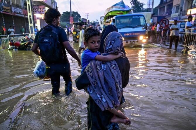 ശ്രീലങ്കയില്‍ 'ദിത്വ' ചുഴലിക്കാറ്റില്‍ മരണം 355 കടന്നു, നൂറുകണക്കിന് ആളുകളെ കാണാനില്ല; ദുരന്തം വിതച്ച് പ്രളയവും മണ്ണിടിച്ചിലും