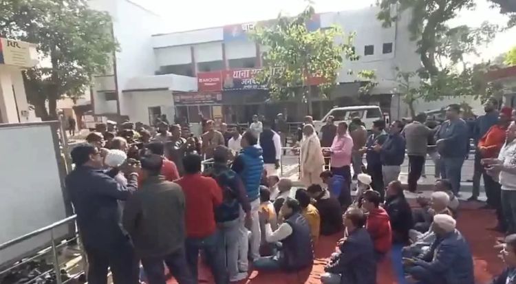  യു.പിയില്‍ ഹിന്ദു കുടുംബം മുസ്ലിമിന് വീട് വിറ്റതിനെതിരെ പ്രതിഷേധം; വാങ്ങിയ ആള്‍ക്ക് ഹൃദയാഘാതം