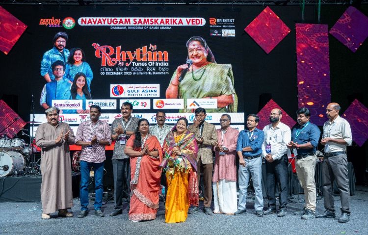  'റിഥം - ട്യൂണ്‍സ് ഓഫ് ഇന്ത്യ': ദമ്മാമിലെ പ്രവാസലോകത്തിന് അവിസ്മരണീയ സംഗീതാനുഭവം പകര്‍ന്ന് കെ.എസ്. ചിത്രയുടെ മെഗാഷോ