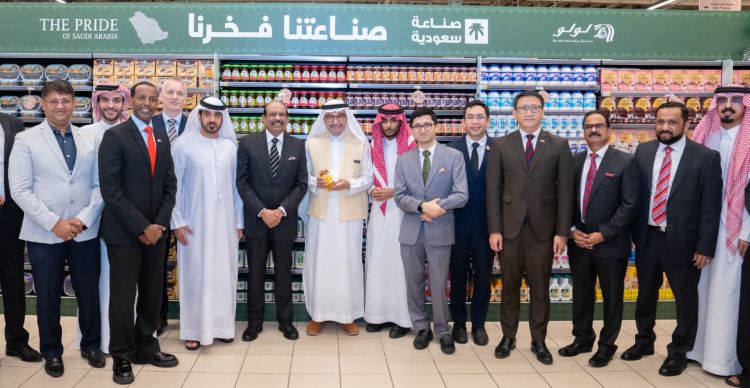 സൗദിയിലെ മുന്‍നിര റീട്ടെയ്ല്‍ ലൈഫ്‌സ്‌റ്റൈല്‍ ഗ്രൂപ്പായ സെനോമിയുമായി സഹകരിച്ച് അസീസ് മാളില്‍ ലുലു ഹൈപ്പര്‍മാര്‍ക്കറ്റ് തുറന്നു