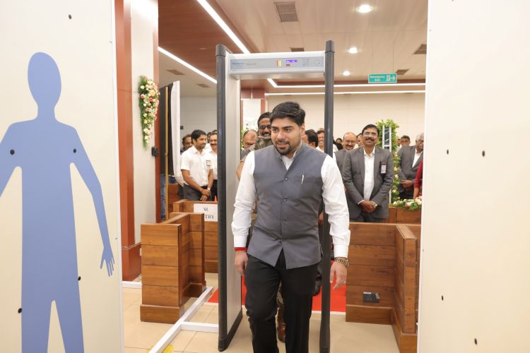 ദേഹപരിശോധന അതിവേഗത്തില്‍; സിയാലില്‍ ഫുള്‍ ബോഡി സ്‌കാനറുകള്‍  പ്രവര്‍ത്തിച്ചു തുടങ്ങി