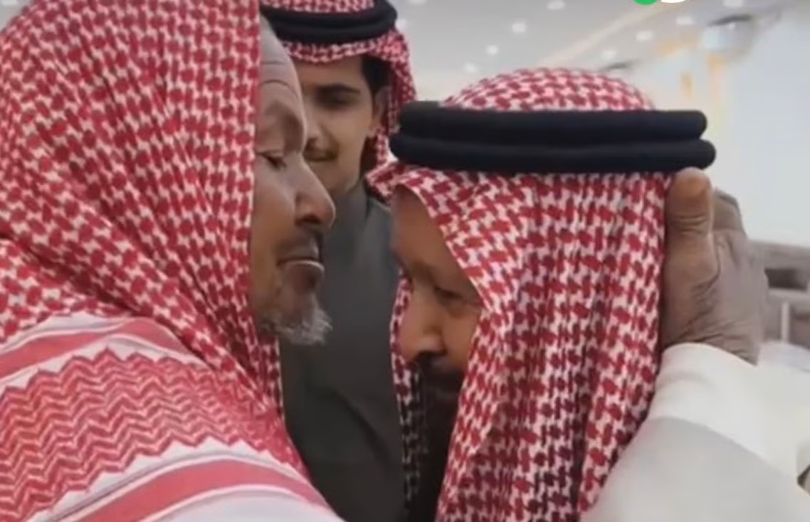 നാല് പതിറ്റാണ്ടിന്റെ കാത്തിരിപ്പ്; സൈനിക സേവനത്തിന് ശേഷം ഉറ്റ സുഹൃത്തുക്കള്‍ ഒന്നിച്ചു, കണ്ണ് നനയിച്ച് ഒരു അപൂര്‍വ്വ കൂടിക്കാഴ്ച