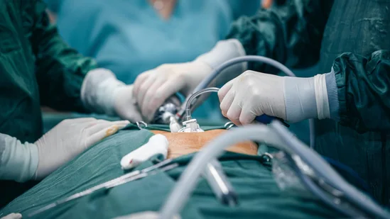  പ്രസവ ശസ്ത്രക്രിയ നടത്തിയത് ബിഎക്കാരനും പ്ലസ് ടു വിദ്യാര്‍ത്ഥിയും; യുവതിക്ക് ദാരുണാന്ത്യം