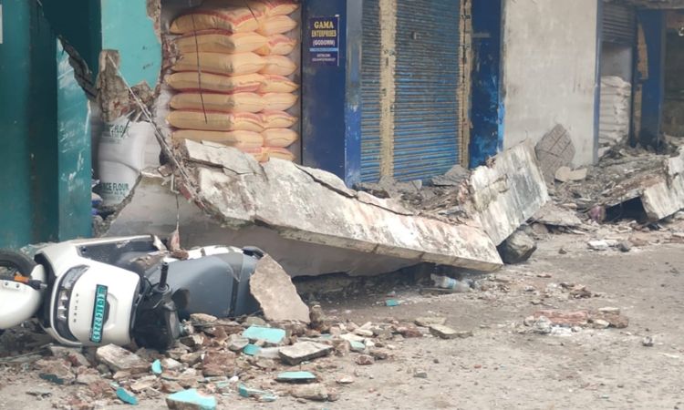 കോഴിക്കോട്ട് കെട്ടിടത്തിന്റെ സ്ലാബ് തകര്‍ന്നു വീണ് മൂന്നു പേര്‍ മരിച്ചു