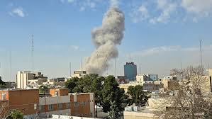 ഇറാനു നേരെയുള്ള ഇസ്രായേല്‍-അമേരിക്കന്‍ ആക്രമണത്തില്‍ വിറങ്ങലിച്ച് ഗള്‍ഫ് മേഖല, ഇറാന്‍ ശക്തമായി തിരിച്ചടിക്കുന്നു