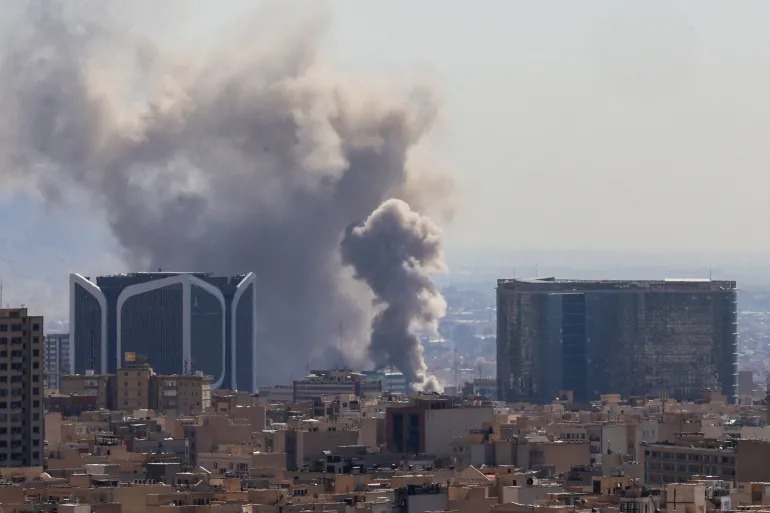 മിഡില്‍ ഈസ്റ്റില്‍ യുദ്ധം കടുക്കുന്നു: ഇറാനില്‍ അതിശക്തമായ സ്‌ഫോടനങ്ങള്‍, യുഎഇയിലും ഒമാനിലും ആക്രമണം