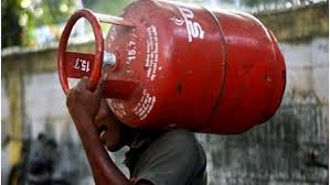  യുദ്ധം ഇന്ത്യയിലെ സാധാരണക്കാരെയും ബാധിക്കാന്‍ തുടങ്ങി,  ഗാര്‍ഹിക പാചകവാതക വിലയില്‍ 60 രൂപയുടെ വര്‍ദ്ധനവ്