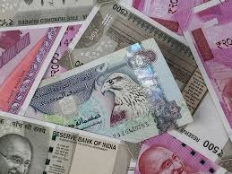 രൂപയുടെ മൂല്യം റെക്കോര്‍ഡ് തകര്‍ച്ചയില്‍; പ്രവാസികള്‍ക്ക് നാട്ടിലേക്ക് പണമയക്കാന്‍ അനുകൂല സമയം