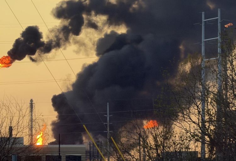 അമേരിക്കയിലെ പോര്‍ട്ട് ആര്‍തര്‍ വലേറോ റിഫൈനറിയില്‍ വന്‍ സ്‌ഫോടനം; ജനങ്ങള്‍ക്ക് ജാഗ്രതാ നിര്‍ദ്ദേശം