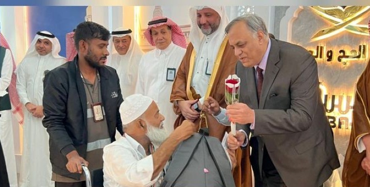 ഹജ്ജ്: ഇന്ത്യന്‍ തീര്‍ഥാടകരുടെ ആദ്യ സംഘം മദീനയില്‍, അംബാസഡര്‍ സ്വീകരിച്ചു