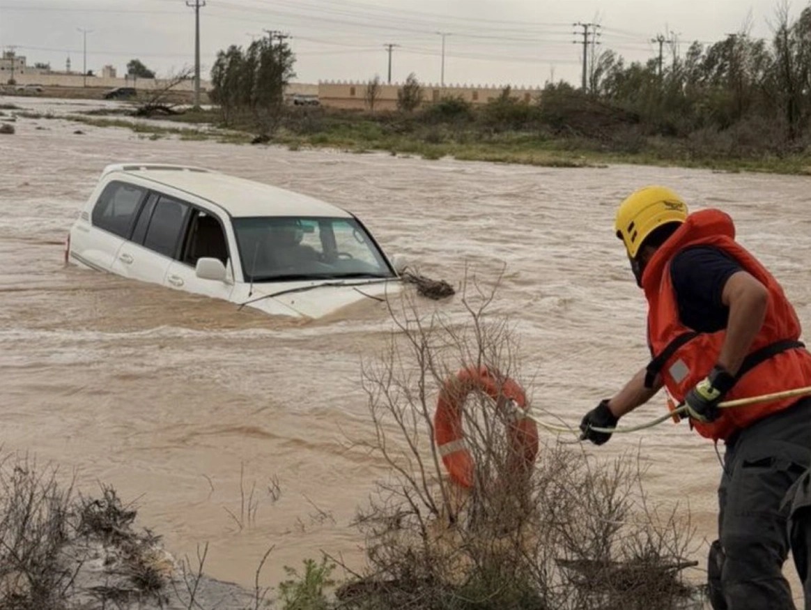 മലവെള്ളപ്പാച്ചിലില്‍ കുടുങ്ങിയ രണ്ടുപേരെ ഖസീമില്‍  സിവില്‍ ഡിഫന്‍സ് രക്ഷപ്പെടുത്തി