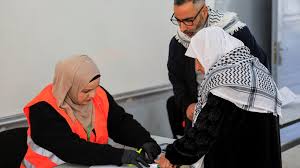 ഗസ്സ യുദ്ധത്തിന് ശേഷം ഫലസ്തീനില്‍ ആദ്യ വോട്ടെടുപ്പ്; വെസ്റ്റ് ബാങ്കിലും ഗസ്സയിലും ജനങ്ങള്‍ പോളിംഗ് ബൂത്തില്‍