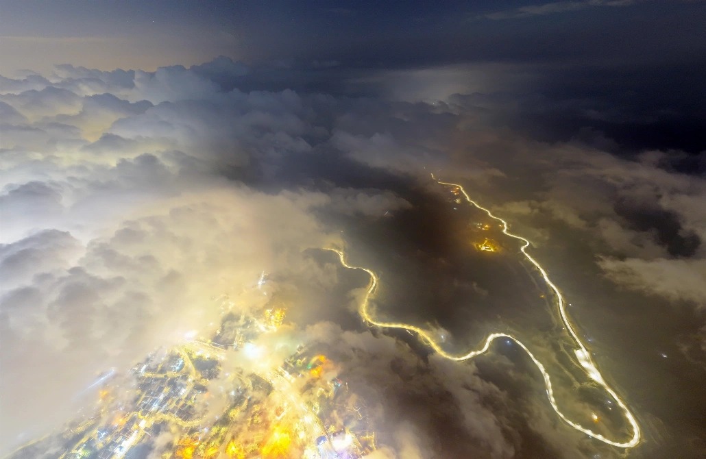 മേഘങ്ങള്‍ പുല്‍കുന്ന അബഹ; മഞ്ഞില്‍ പുതഞ്ഞ് അസീര്‍ പ്രവിശ്യ