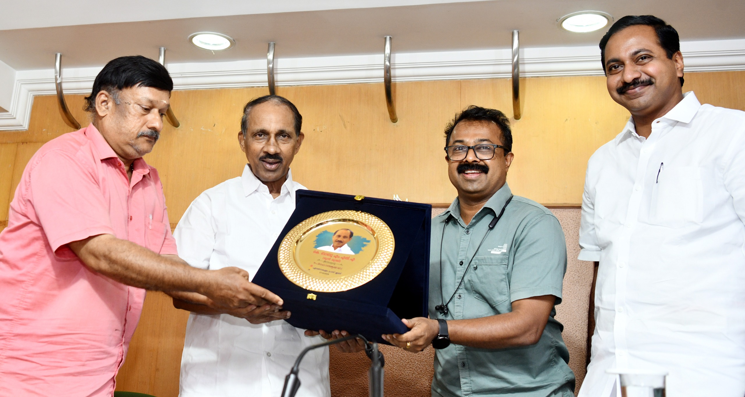  കെ ബാബു എം എൽ എ യ്ക്ക് പ്രസ്‌ക്ലബിന്‍റെ ആദരം 