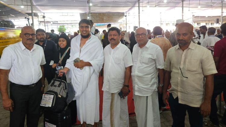 ജിദ്ദ കെ.എം.സി.സി നേതാക്കള്‍ കൊച്ചിയിലെ ഹജ്ജ് ക്യാമ്പ് സന്ദര്‍ശിച്ച് ആദ്യ ഹജ്ജ് സംഘത്തിന്റെ യാത്രയയപ്പില്‍ പങ്കെടുത്തു