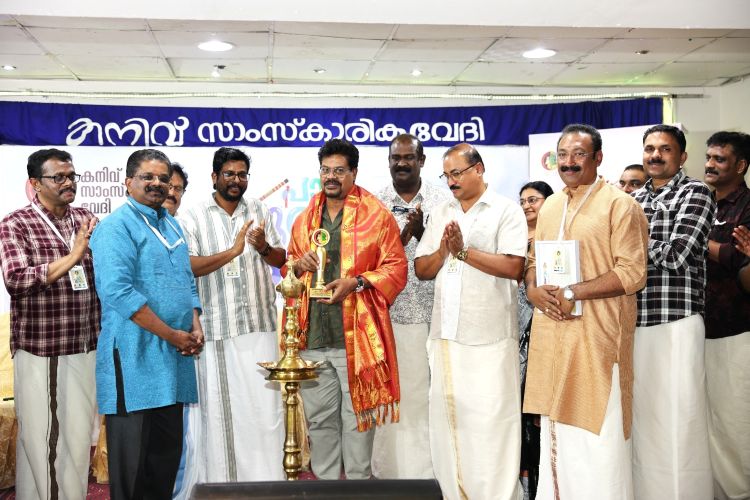 കനിവ് സാംസ്‌കാരിക വേദിയുടെ കലാനിധി പുരസ്‌കാരം ഷിബു ചക്രവര്‍ത്തിക്ക് സമ്മാനിച്ചു