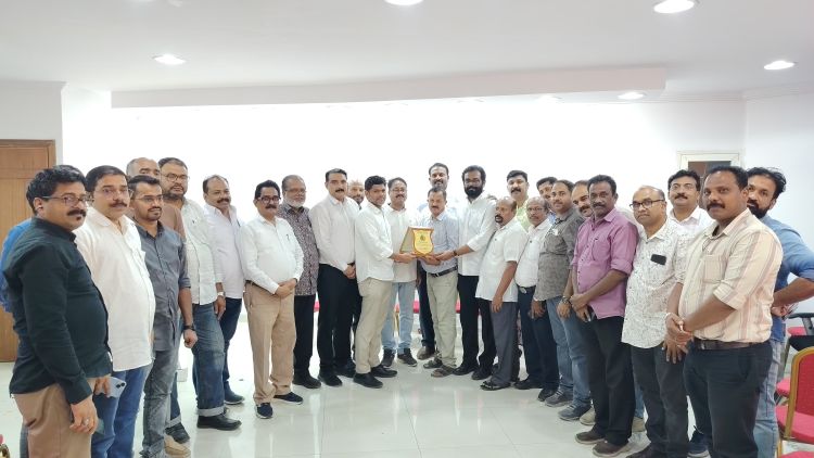  നാല് പതിറ്റാണ്ടിന്റെ പ്രവാസത്തിന് വിരാമം; ഹാഷിം പാപ്പിനശ്ശേരിക്ക് ഒഐസിസി റിയാദ് സെന്‍ട്രല്‍ കമ്മിറ്റിയുടെ യാത്രയയപ്പ്