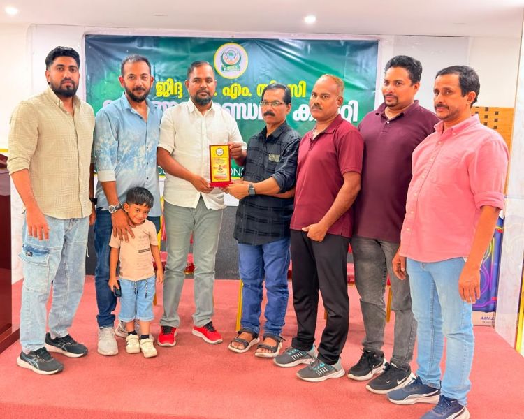 രണ്ടര പതിറ്റാണ്ടിന്റെ പ്രവാസം അവസാനിപ്പിച്ച് നാട്ടിലേക്ക് മടങ്ങുന്ന മുസ്തഫ കരിമ്പയ്ക്ക് യാത്രയയപ്പ്