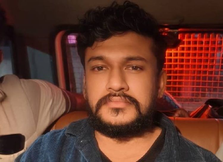 അര്‍ജുന്‍ ആയങ്കി അറസ്റ്റില്‍: ഒടുവില്‍ പൊലീസിന്റെ വലയിലായി 'റീല്‍ ഗുണ്ട'; ഒളിവില്‍ കഴിഞ്ഞത് അഭിഭാഷകയുടെ ഫ്ലാറ്റില്‍