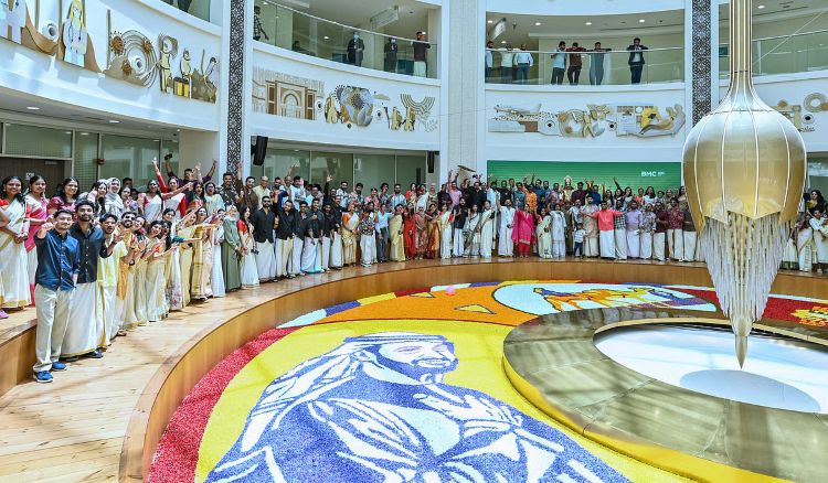 അബുദാബി ബര്‍ജീല്‍ മെഡിക്കല്‍ സിറ്റിയില്‍ 250 ചതുരശ്ര മീറ്ററില്‍ കൂറ്റന്‍ ഓണപ്പൂക്കളമൊരുക്കി ആരോഗ്യപ്രവര്‍ത്തകര്‍; ആയിരത്തിലേറെ പേരുടെ 20 മണിക്കൂര്‍ പരിശ്രമം