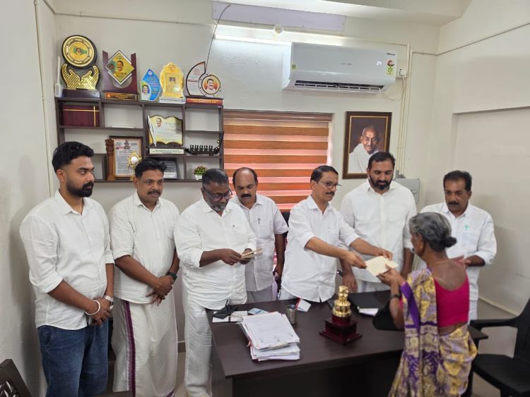 പ്രളയബാധിതരായ കുടുംബങ്ങള്‍ക്ക് ഒഐസിസി വെസ്റ്റേണ്‍ റീജ്യണല്‍ കമ്മിറ്റി, ജിദ്ദയുടെ സാമ്പത്തിക സഹായം