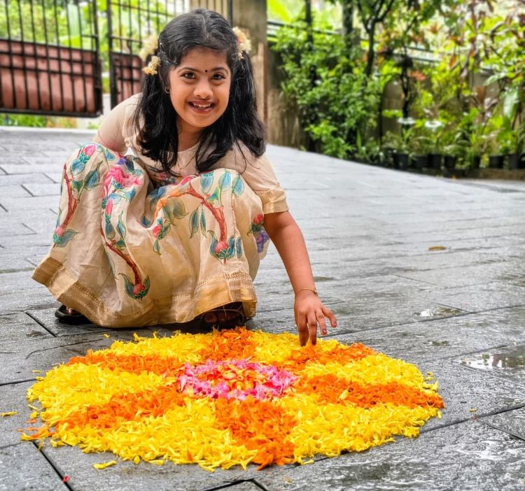 പരിമിതികളെ തോല്‍പ്പിച്ച പുഞ്ചിരി; 4 ലോക റെക്കോര്‍ഡുകളുമായി അദ്വികയുടെ ഓണം