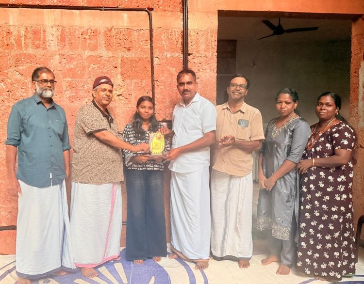  ദേശീയഗാന മത്സരം:  ഗായിക അലീന വിജയകുമാറിനെ ആദരിച്ചു
