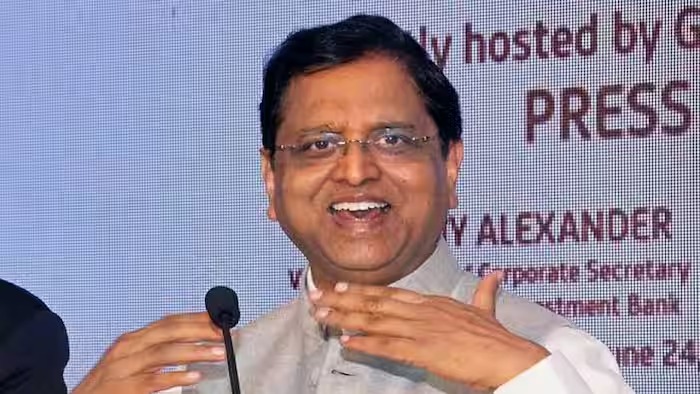 സാമ്പത്തിക വളര്‍ച്ചയുടെ നിജസ്ഥിതി, ഏറ്റുമുട്ടി മന്ത്രിയും മുന്‍ സെക്രട്ടറിയും