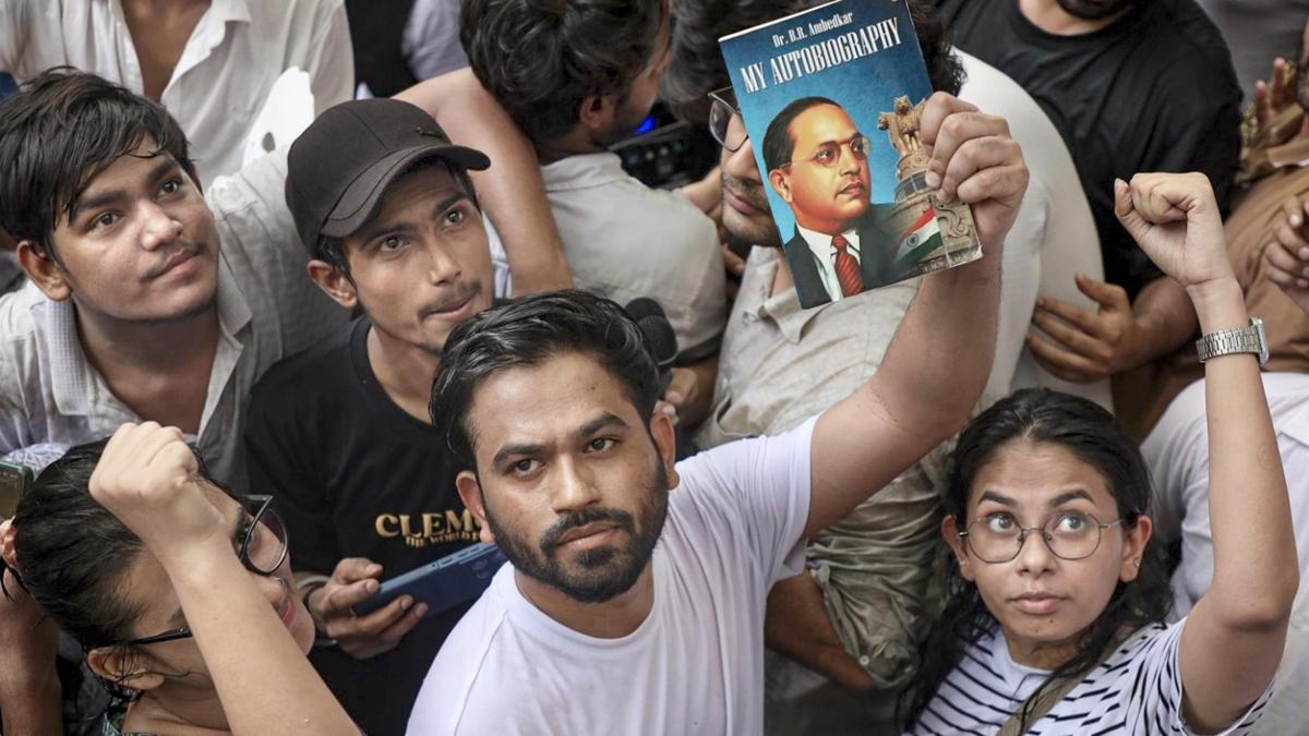 നമുക്ക് രണ്ടാള്‍ക്കും ഡിഗ്രി  സര്‍ടിഫിക്കറ്റ് കാണിച്ചാലോ? വെല്ലുവിളിച്ച് പാറ്റപ്പാര്‍ട്ടി