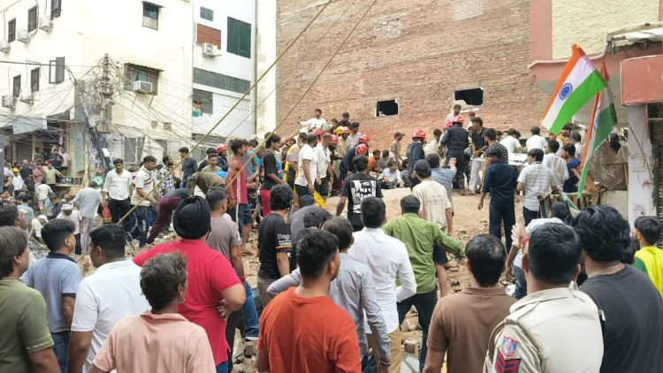 ഡല്‍ഹി സത്യാ നികേതനില്‍ ബഹുനില കെട്ടിടം തകര്‍ന്നു വീണു; നിരവധിയാളുകള്‍ കുടുങ്ങിക്കടക്കുന്നു, ആറുപേരെ രക്ഷപ്പെടുത്തി
